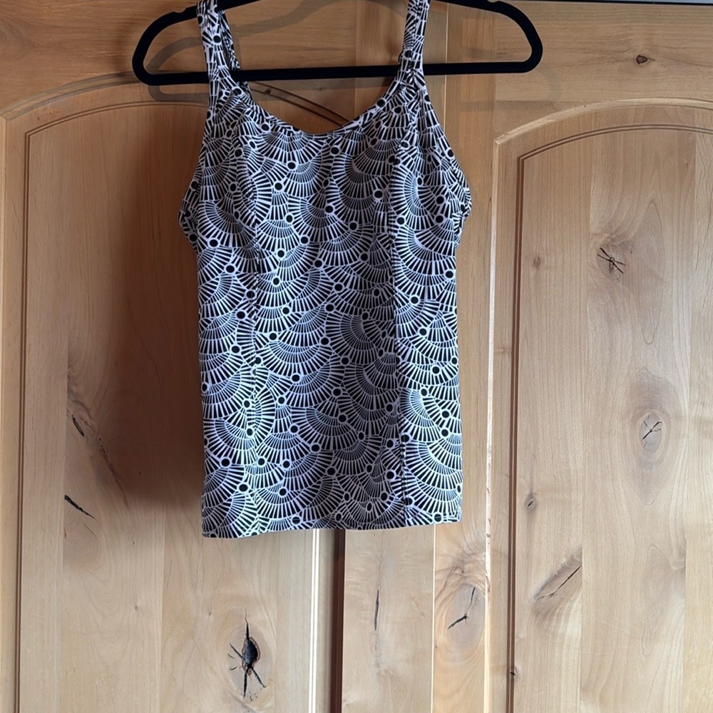 Stylish Black and White Women's swim tankini Top.  St. John’s Bay size 12